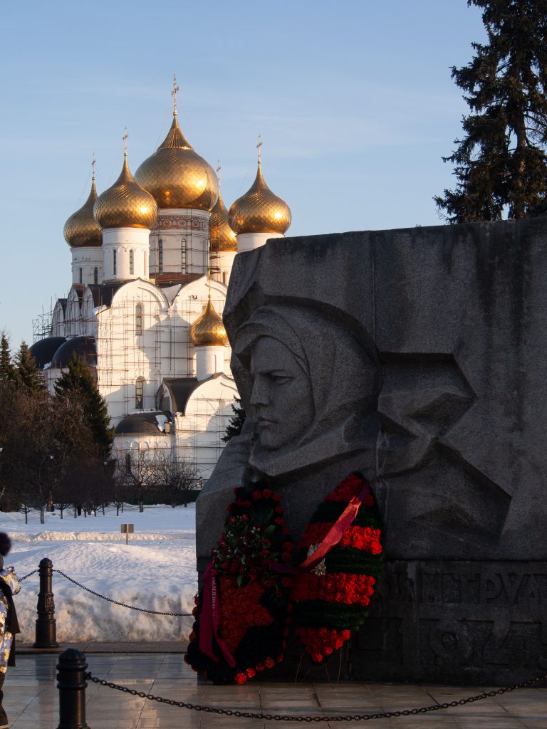 Von den Sowjets 1937 abgerissen und von 2004 bis 2010 wieder aufgebaut: Die Mariä-Entschlafens-Kathedrale in Jaroslawl. Im Vordergrund das Denkmal für die Opfer des "Großen Vaterländischen Krieges".